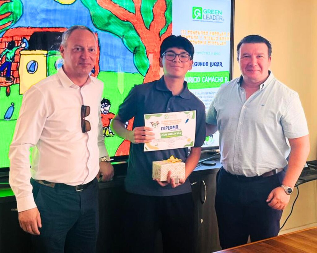 Izq a der: Hernán Figueroa, KAM Zona Norte de Green Leader; Dennise Sáez, 1° lugar Categoría 9 a 12 años; y Javier Ramírez, Gerente General de Green Leader.